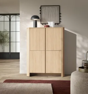Wysoki kredens dębowy Bari w nowoczesnym salonie